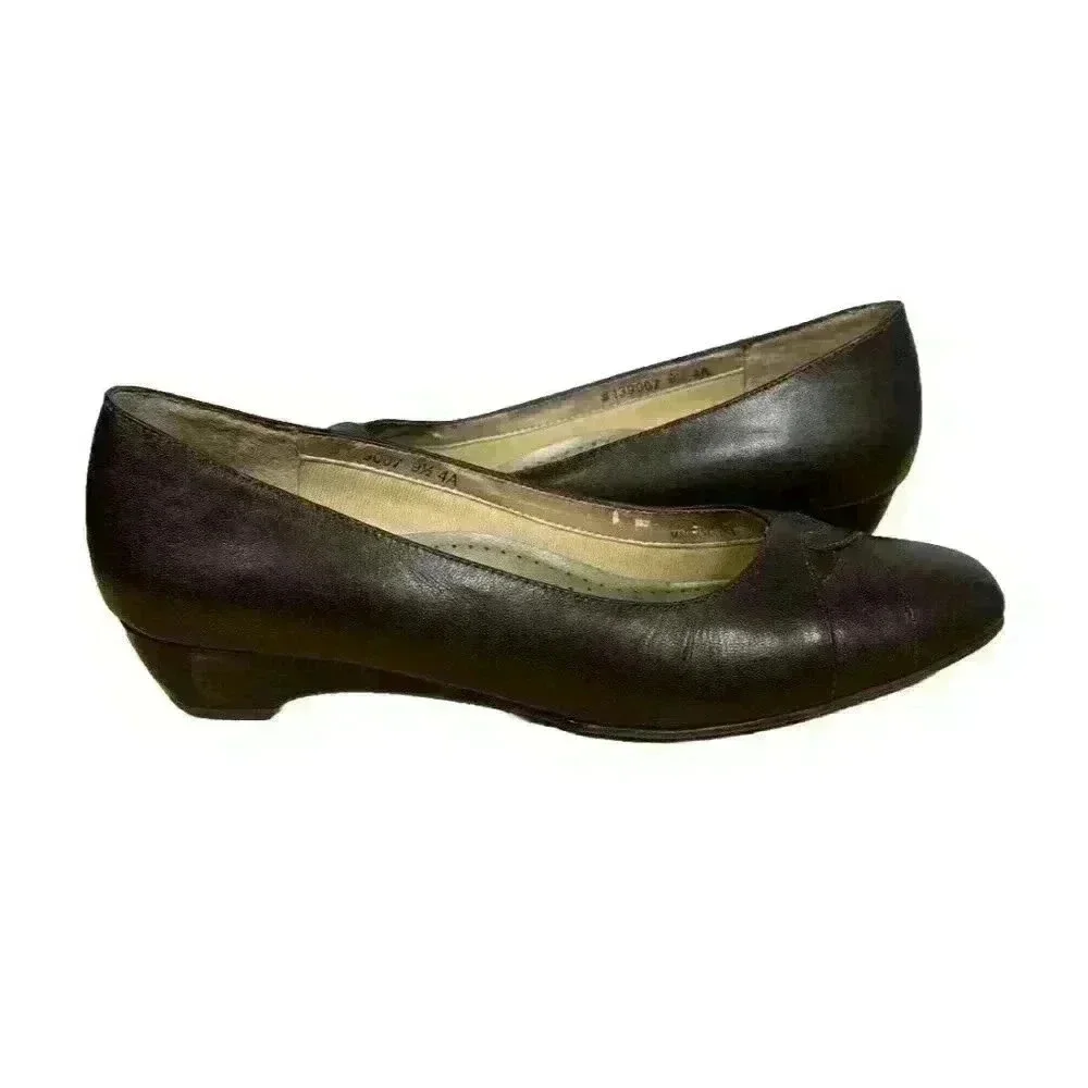 Mark Lemp Classics Beauty closed toe classic pumps Women's Sz US 9.5 Brown